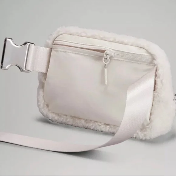 LULULEMON NEW YEAR EVERYWHERE BELT
BAG 1L *FLEECE - Picture 3 of 6